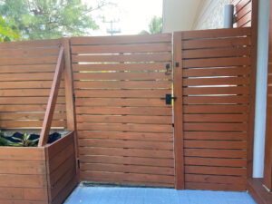 Horizontal Cedar Fence with 360 Yardware Nero