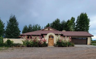 Colorado home with Snug Cottage Contemporary Ring Latch on front gate 360 Yardware 6149-LDSP
