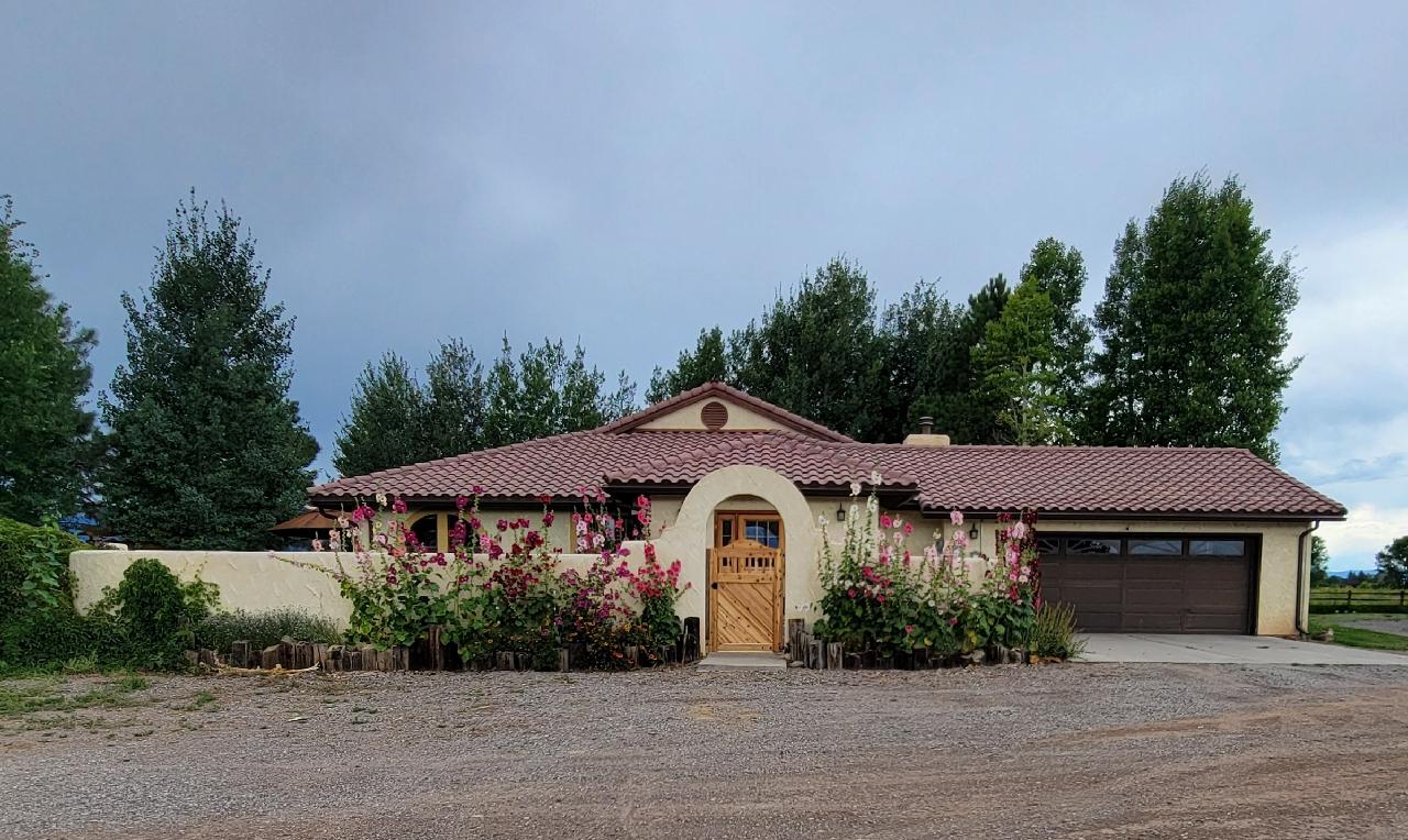 Colorado home with Snug Cottage Contemporary Ring Latch on front gate 360 Yardware 6149-LDSP