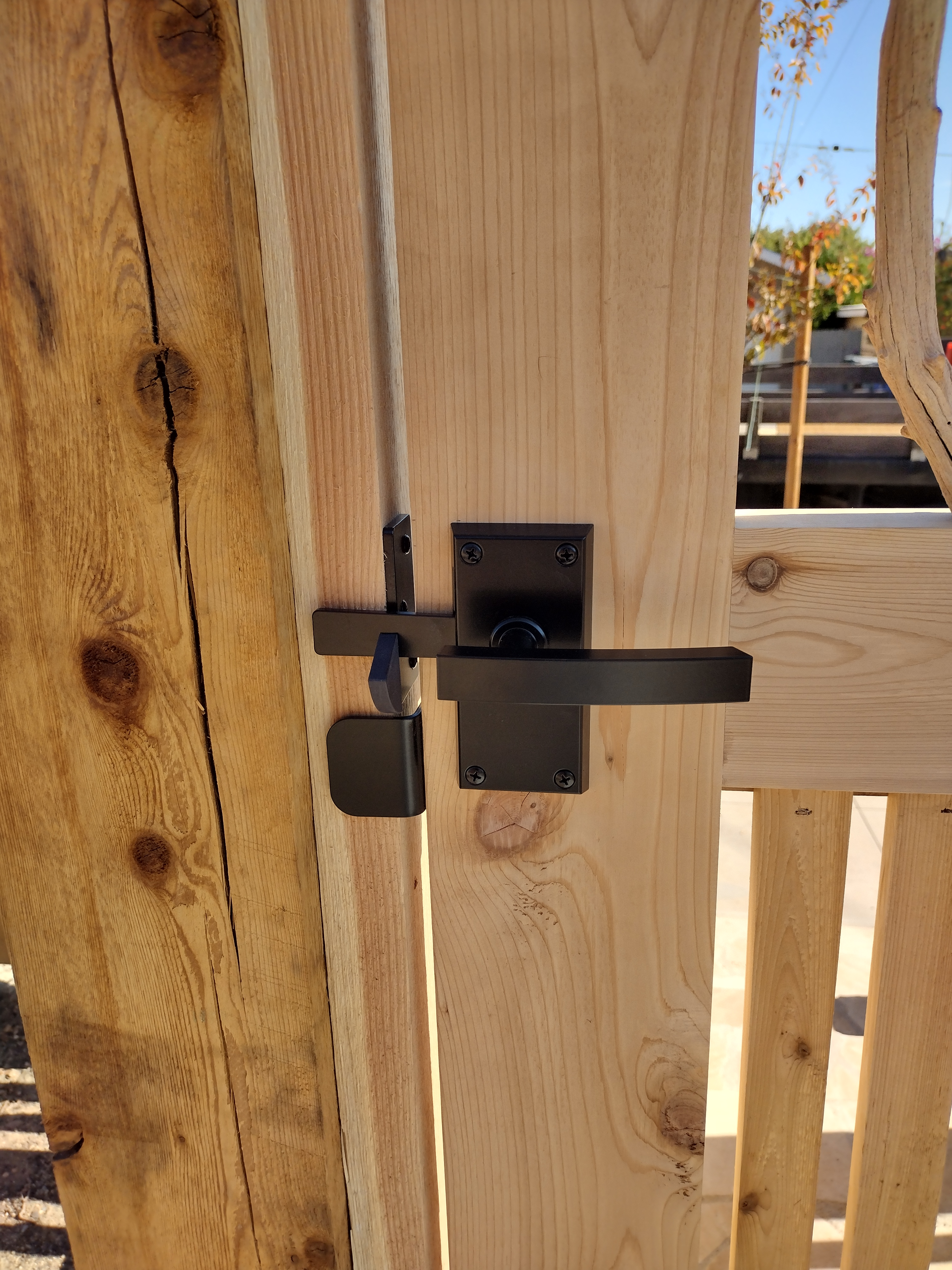 360 Yardware Nero Contemporary Lever Gate Latch on Short Gate